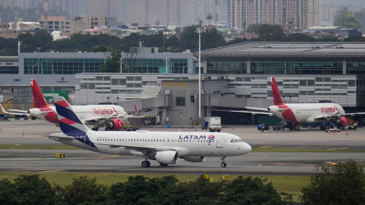 Colombia con problemas en suministro de combustible para aviones, niega desabastecimiento