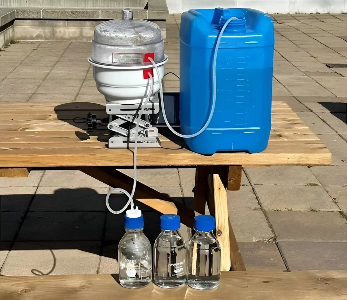 Investigadores de Waterloo han inventado un dispositivo de bajo consumo que usa energía solar para convertir el agua de mar en agua dulce con eficiencia récord