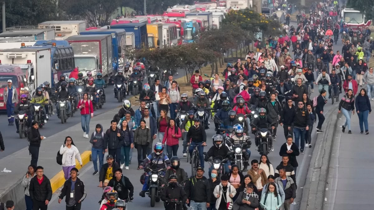 camioneros mantienen bloqueos contra alza del diésel al no lograr acuerdo con el gobierno