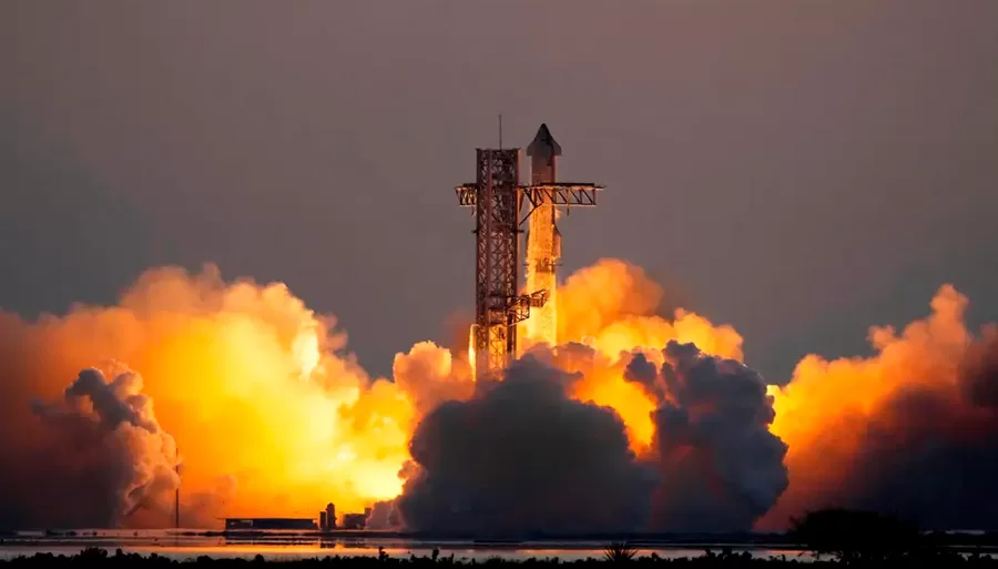 ¡Hazaña aeroespacial! SpaceX logra utilizar brazos mecánicos para capturar el propulsor del cohete Starship en pleno aterrizaje