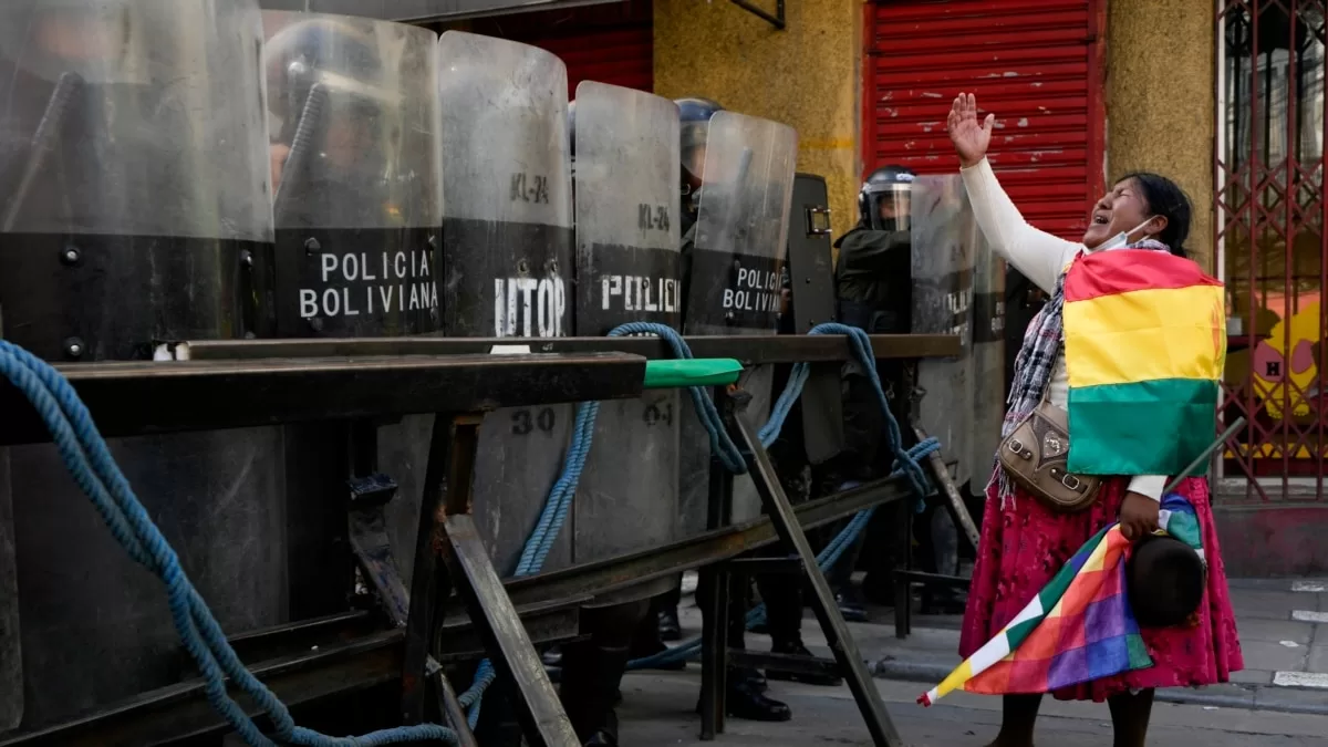 Policía de Bolivia dispersa marcha un día antes de audiencia contra Evo Morales por presunto abuso