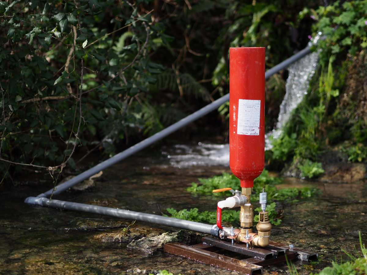 un invento para bombear agua de manera gratuita y sin electricidad