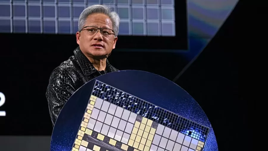 Jensen Huang afirma que los chips de IA de NVIDIA están avanzando más rápido que la Ley de Moore