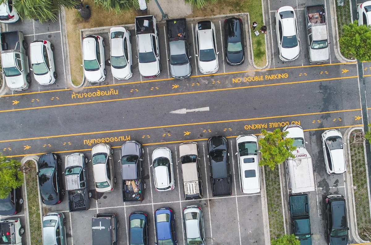 Los coches son cada vez más grandes y eso está creando un problema con los espacios de aparcamiento tanto públicos como privados