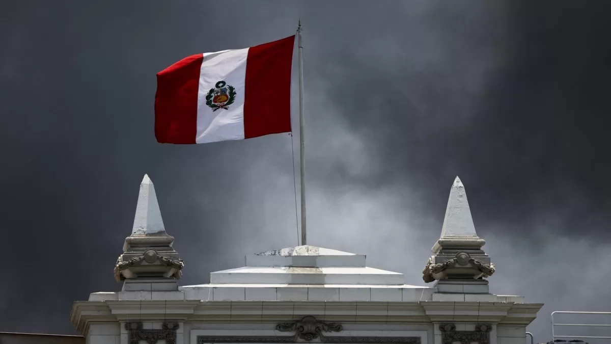 Congreso de Perú prohíbe minifalda y pantalón corto a trabajadoras