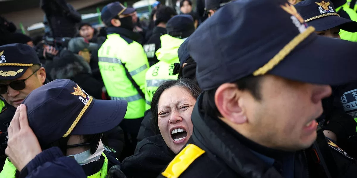 📰 Tras incidentes, suspenden arresto de Yoon Suk-yeol / Toma de rehenes en prisión de Arlés / Zelenski y las elecciones en Ucrania