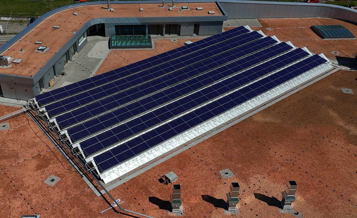 Empresa suiza lanza nuevos paneles solares que combinan la generación de electricidad y calor en un único módulo, optimizando espacio y maximizando el rendimiento energético