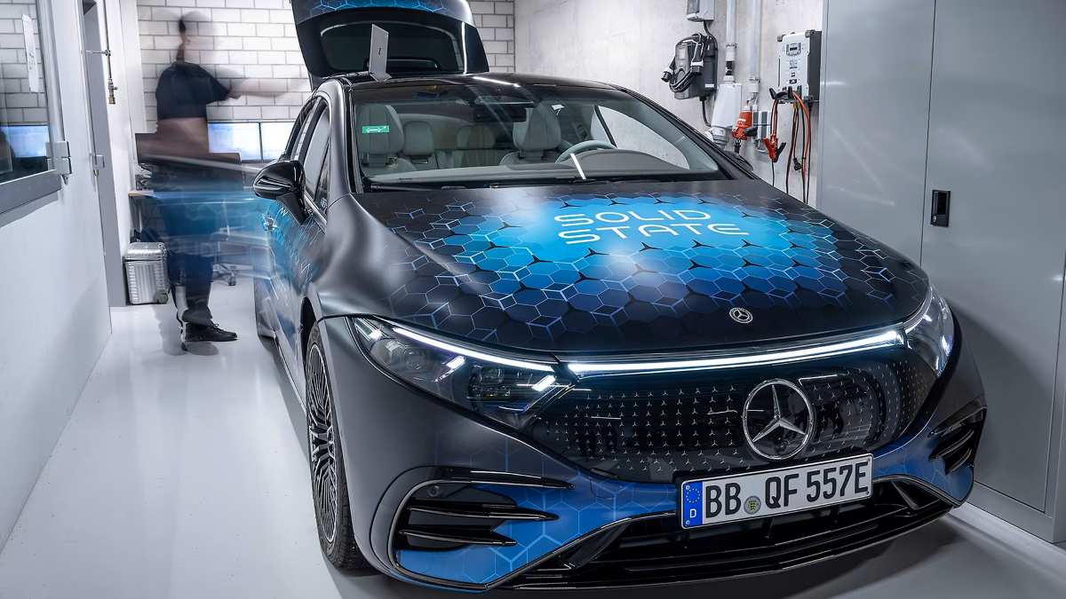 Mercedes-Benz impulsa el primer coche impulsado por una batería de estado sólido de metal de litio en carretera > más ligero, más eficiente y con un 25% más de autonomía