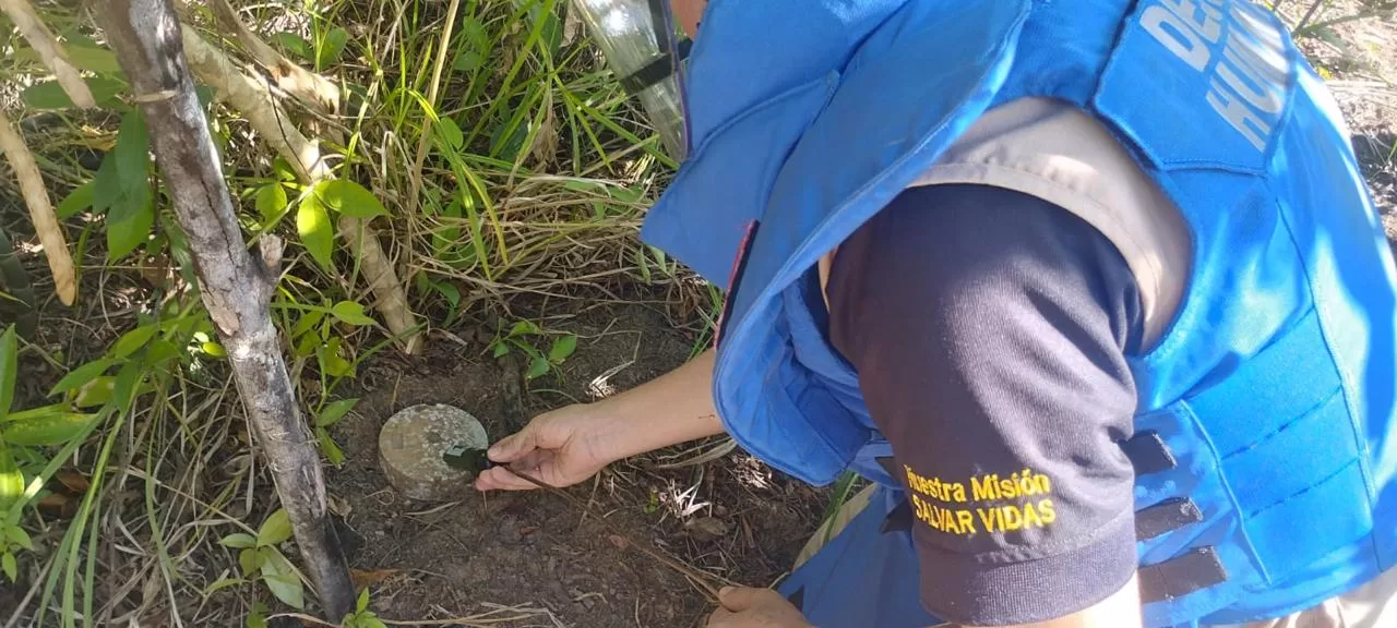 oldados desminadores localizan y destruyen un artefacto explosivo en resguardo indígena de Guainía