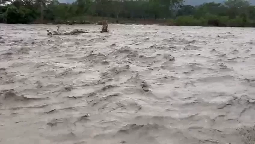 DEFENSA CIVIL ATIENDE EMERGENCIA POR DESBORDAMIENTO DEL RÍO ARIARI EN EL DORADO, META