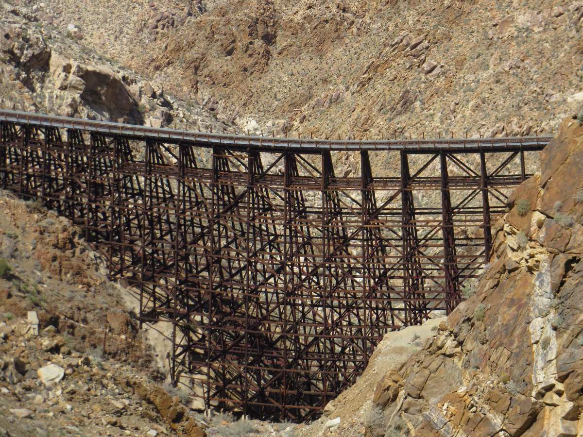 El puente de caballete de madera más grande del mundo sigue en pie tras casi 100 años de vida, desafiando el tiempo y las inclemencias del desierto