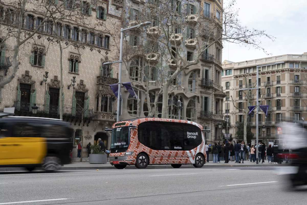 Renault prueba en Barcelona un minibús eléctrico autónomo sin conductor con autonomía L4 en una ruta urbana de 2,2 km, demostrando su viabilidad en un entorno complejo