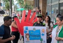 VILLAVICENCIO ALZÓ SUS MANOS ROJAS CONTRA EL RECLUTAMIENTO INFANTIL