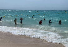 En Cartagena una lancha con más de 20 pasajeros naufragó frente a Playa Blanca en medio de fuerte oleaje: capitanía de puerto alzó la bandera amarilla