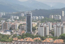 Investigan extraña muerte de mujer que apareció en un hotel de Floridablanca con una herida en su mano: un hombre departió con ella horas antes