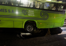 Cierran la avenida El Poblado en Medellín por inmenso socavón en la vía tras fuertes lluvias en la ciudad: alcalde Federico Gutiérrez está en el lugar