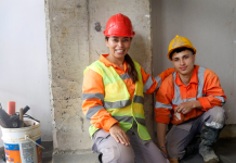 De estar desempleados a trabajar juntos en la misma obra: la historia de una mamá y su hijo, quienes levantan el futuro de la niñez en San Cristóbal