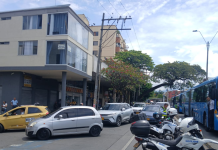 Bloqueo de estudiantes de la Univalle sede San Fernando colapsa el tráfico en el sur de Cali: conoce las rutas alternas si se moviliza en MIO