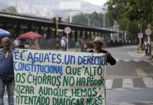 Comunidades bajaron de la zona alta de ladera, clamando agua y bloquearon un sector de la calle 5 en el sur de Cali: esto dijeron en la Administración