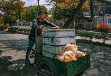 La lucha de un vendedor de coco por salir adelante: estudia en el Sena Atlántico de 9 p.m. a 5 a.m. para formarse como técnico en refrigeración