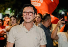 Carlos Caicedo se reunió con jóvenes de Barranquilla para presentar la propuesta bajo la cual daría apoyo económico a estudiantes