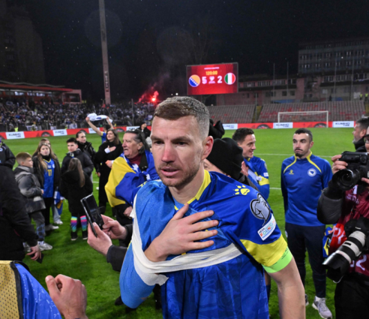 Video | Edin Dzeko, figura de Bosnia y Herzegovina, dedicó la clasificación al Mundial a sus amigos que murieron jugando fútbol por una bomba