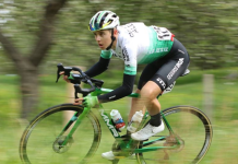 Ciclista sufrió violento accidente al tropezar con una piedra mientras entrenaba: colisionó contra un carro y se encuentra en una UCI