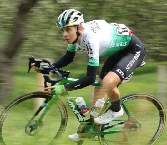 Ciclista sufrió violento accidente al tropezar con una piedra mientras entrenaba: colisionó contra un carro y se encuentra en una UCI