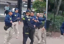 En video quedó registrado el momento en que en gestores de convivencia en Medellín atacan a golpes a un hombre en el parque Bolívar