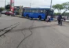 Bus del MIO en Cali derriba poste y deja motociclista herido en el oriente de la ciudad