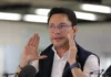 Exgobernador Carlos Caicedo abandona Colombia tras condena a nueve años de prisión: su defensa niega condición de prófugo