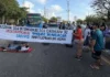 Padres de familia bloquean la calle 30 en Barranquilla por el deterioro del puente peatonal del INEM y dejan varada la vía al aeropuerto{«title»:»Padres bloquean la calle 30 en Barranquilla por el riesgo de un puente peatonal en ruinas»,»content»:»Padres bloquean la calle 30 en Barranquilla por el riesgo de un puente peatonal en ruinasDesde las primeras horas de este lunes 21 de septiembre, un grupo de padres de familia de cuatro colegios se tomó la calzada de la calle 30, uno de los corredores viales más importantes de Barranquilla. La acción espontánea, motivada por el avanzado deterioro de un puente peatonal en ruinas en la zona, generó una severa congestión en la principal vía de acceso y salida hacia el aeropuerto Simón Bolívar. Docentes, estudiantes y conductores formaron una franja de presión frente a un problema que, según manifestantes, lleva meses siendo reportado sin respuesta efectiva.El punto exacto de la protesta se concentró en el paso superior conocido como puente del INEM, ubicado sobre la calle 30. Su estado de ruinas, con vigas expuestas, barandas deterioradas y estructuras que presentan riesgo de colapso parcial, fue el detonante del bloqueo. Los padres señalaron que el riesgo es permanente: cada mañana y cada tarde cientos de estudiantes y transeúntes se acercan a esa estructura para cruzar de forma peatonal. En un entorno escolar y comercial, la falta de una intervención inmediata fue interpretada como una amenaza directa contra la integridad de los menores y de la comunidad.Una amenaza visible en uno de los puntos más transitados de la ciudadLa calle 30 no es un corredor menor. Por allí circulan cientos de vehículos particulares, motos, buses, ambulancias, camiones de carga y transporte público. Además, es una de las alternativas más usadas para llegar al aeropuerto y a varias zonas industriales y residenciales. Cuando un sector se bloquea, el efecto se propaga rápidamente hacia sectores aledaños, generando oleadas de tráfico, cambios de ruta improvisados y aumento del tiempo de recorrido. En horas pico, este tipo de incidentes se convierte en un problema estructural para la movilidad de la ciudad.En el caso de esta jornada, el bloqueo afectó durante la mañana y parte de la tarde la fluidez vehicular. Conductores reportaron esperas prolongadas, dificultad para avanzar hacia el norte y hacia el sur, y presencia de personas en medio de la calzada. La situación obligó a unidades de movilidad a desviar sus rutas y a algunas organizaciones a suspender parcialmente actividades. También se incrementó el riesgo de accidentes, algo que los manifestantes reconocieron, pero que justificaron como una muestra de la gravedad de la amenaza que representa el puente.El deterioro del puente del INEM: un caso que muestra la falta de mantenimientoLas imágenes y testimonios recopilados en el lugar describieron una estructura comprometida: partes metálicas en mal estado, ausencia de señalización adecuada, grietas, sobrecarga de uso y una intervención que habría agravado el peligro. Para los padres de familia, el deterioro no fue una novedad del día, sino el resultado de omisiones prolongadas en el mantenimiento y la inspección de infraestructura urbana. Según versiones de los manifestantes, habían enviado reportes a autoridades educativas, administrativas y de movilidad, sin que se adoptaran medidas concretas.El puente peatonal cumple una función básica: permitir el cruce seguro de estudiantes, docentes y vecinos. En un entorno donde los establecimientos educativos concentran grandes flujos de personas, cualquier falla estructural puede convertirse en una tragedia. La exigencia de la comunidad no es solo estética: implica una auditoría técnica completa, un plan de reparación o, si el estado lo amerita, la demolición controlada y la construcción de una solución definitiva que garantice accesibilidad, seguridad y continuidad.Presión sobre la Gobernación del Atlántico y la Alcaldía de BarranquillaEl gobernador del Atlántico, Eduardo Verano, fue mencionado de manera directa por los padres de familia como parte de la cadena de responsabilidades por el estado de la infraestructura vial y urbana. En un contexto donde las competencias se reparten entre la Gobernación, la Alcaldía y otras entidades responsables de obra pública y movilidad, la manifestación buscó forzar una respuesta unificada. Los manifestantes solicitaron que se ordene de manera inmediata una evaluación técnica del puente, la instalación de separadores seguros y la definición de un plazo máximo para repararlo o retirarlo.Aunque la protesta tuvo un carácter mayormente pacífico, la toma de una avenida de alto flujo convirtió el reclamo en un hecho de impacto masivo. La ciudad quedó expuesta a la dificultad de garantizar la libre circulación sin desconocer el riesgo peatonal. En ese escenario, las autoridades enfrentan un dilema: atender de forma rápida una emergencia que involucra la seguridad de estudiantes y, al mismo tiempo, recuperar la fluidez de una de las vías más importantes del área metropolitana.Consecuencias a corto y mediano plazoA corto plazo, el bloqueo ya dejó consecuencias visibles: incrementos en los tiempos de viaje, dificultad para llegar a los colegios, afectaciones para personas con urgencias médicas y presión sobre el transporte público. Comerciantes reportaron dificultades para atender a sus clientes. Si no se resuelve, la molestia podría extenderse a otros sectores del corredor. A mediano plazo, el caso obligará a revisar la inspección y el mantenimiento de la infraestructura urbana.«,»metaDescription»:»Padres de familia bloquean la calle 30 en Barranquilla por ruinas del puente peatonal del INEM; la vía al aeropuerto se congestiona y urge intervención.»}