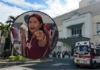 Periodista se encadena en el Hospital Universitario del Valle exigiendo cirugía para su esposo tras siete meses de espera